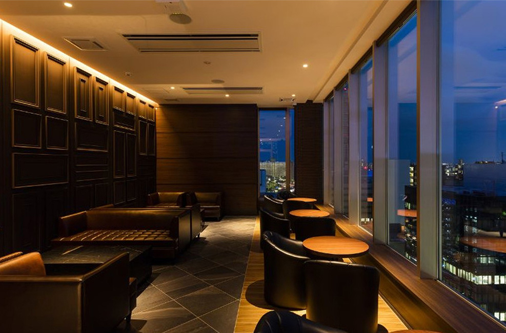 落ち着いた雰囲気のバー内観