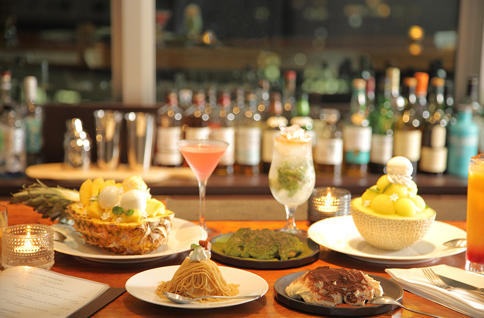 バーテンダーがカクテルを作っている様子の手元。